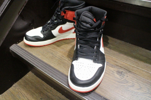 ナイキ エアジョーダン 1 レトロ ハイ オージーのハイカットスニーカー