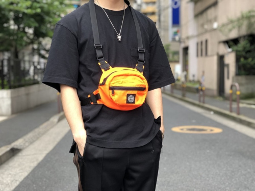 ストーンアイランドのボディバッグ