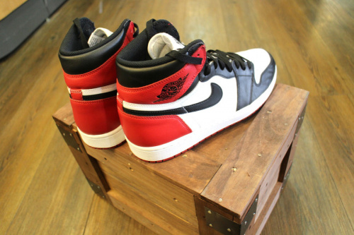 ナイキ エアジョーダン1 レトロの555088-125