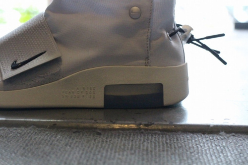 ナイキ x フィアオブゴッドのスニーカー