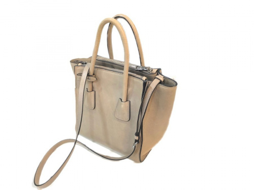 プラダのレザーハンドバッグ