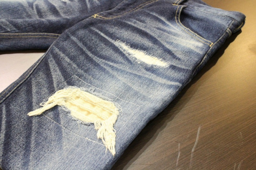 ダブルジェイケイのデニムパンツ