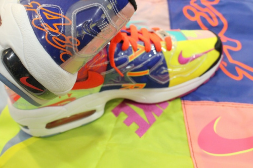 ストリートブランドのNIKE AIR MAX2 LIGHT