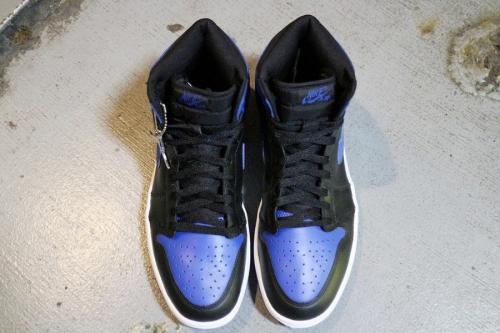 ナイキ エアジョーダン1の復刻モデル