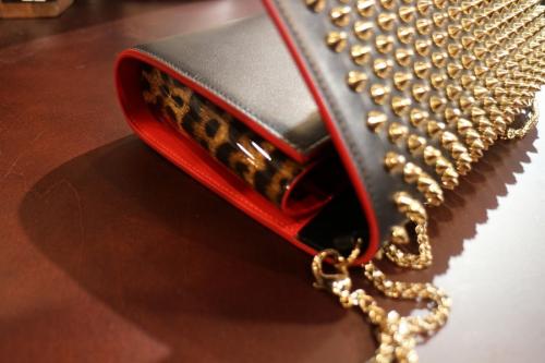 クリスチャンルブタンのショルダーバック