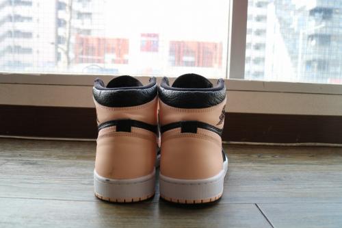 ナイキ エアジョーダン 1 レトロ ハイ オージーのスニーカー