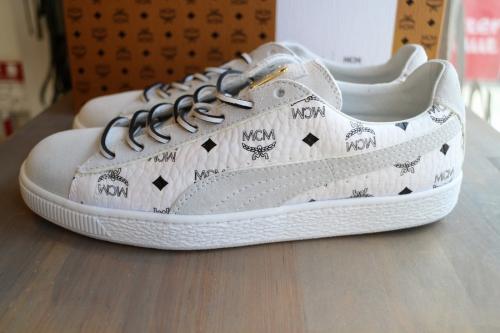 エムシーエム×プーマのスニーカー