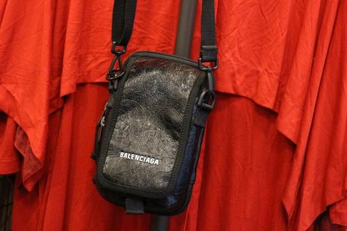 バレンシアガのポーチバッグ