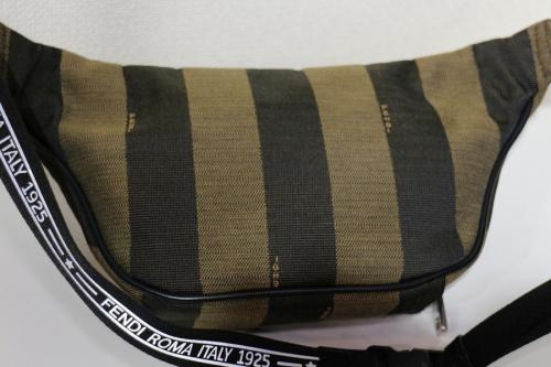 フェンディのボディバッグ
