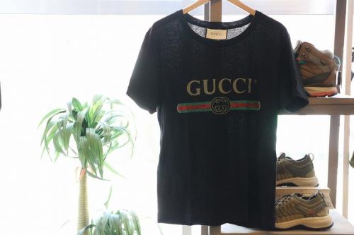 ロゴ Tシャツのメンズ