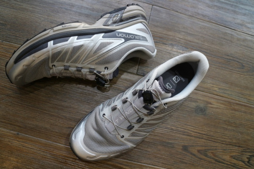スニーカーのSALOMON
