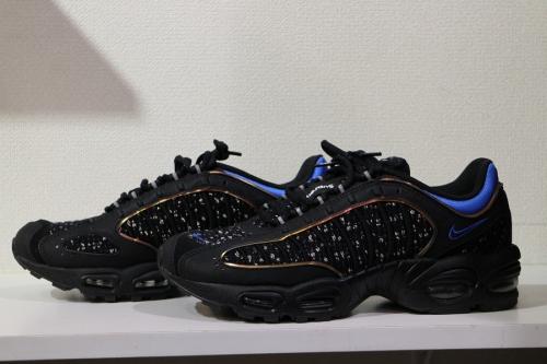 ナイキ×シュプリームのスニーカー