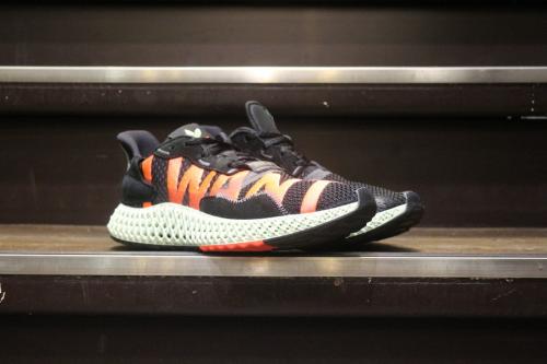 adidasのアディダス