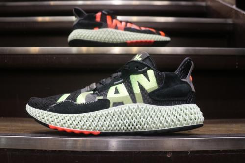 アディダスのスニーカー