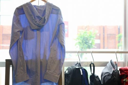 バレンシアガのフーデッドシャツ