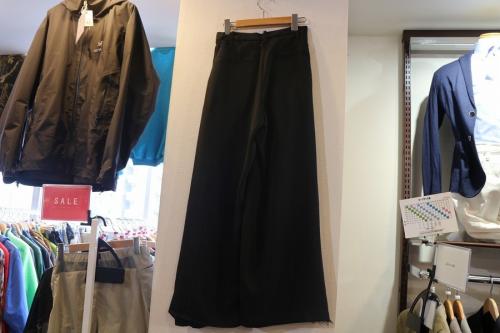 アキラナカのプリーツパンツ