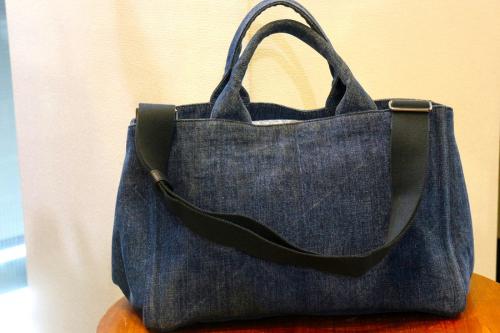 プラダのハンドバッグ