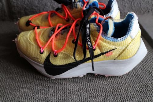 ナイキ×オフホワイトのスニーカー