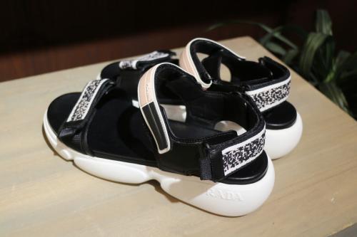 プラダのスポーツサンダル