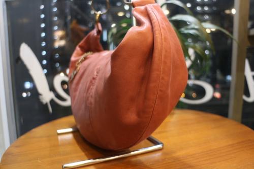 シャネルのレザーショルダーバッグ