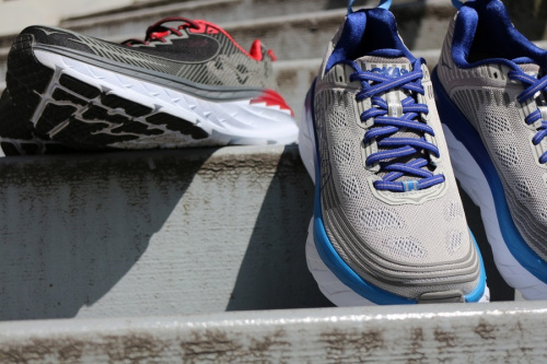 スニーカーのHOKAONEONE