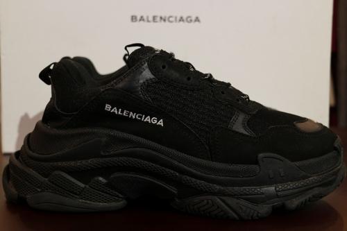 バレンシアガのトリプルエス