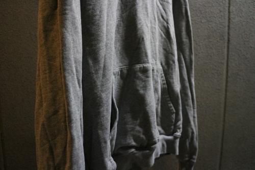 バレンシアガのプルオーバーパーカー