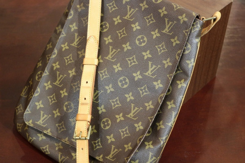 ラグジュアリーブランドのLOUIS VUITTON 　