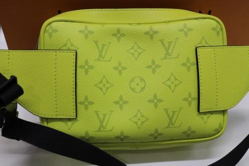 ルイ ヴィトン　のバムバッグ