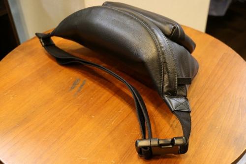 バレンシアガのボディーバッグ