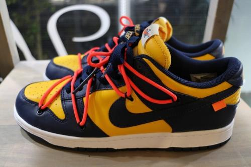 スニーカーのDUNK LOW