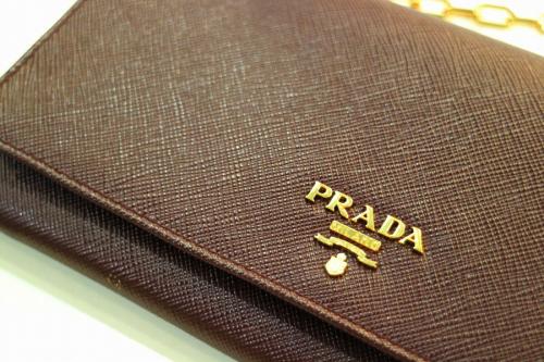 プラダのチェーンウォレット