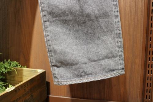 デニムパンツの葛西