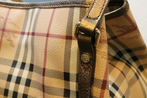 バーバリーのロゴチェックトートバッグ