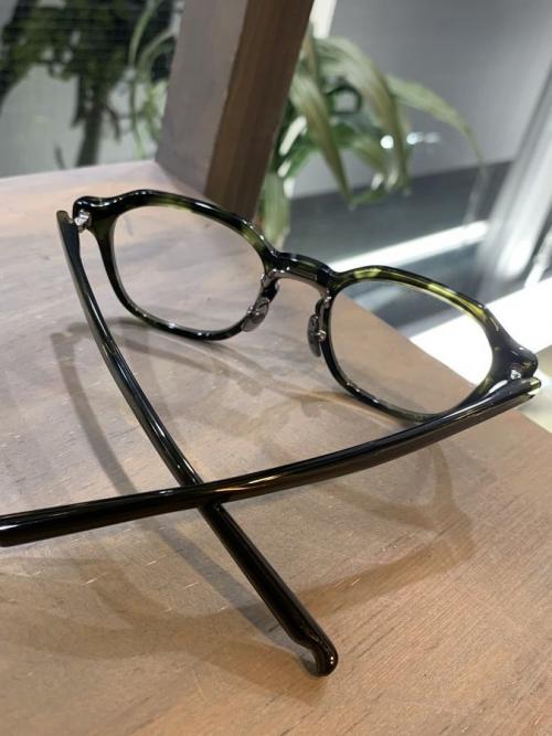 フォーナインズの伊達眼鏡