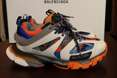 トラックトレーナーのダッドスニーカー