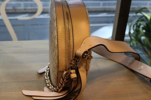 シグネチャーのショルダーバッグ