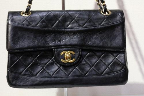 シャネルのチェーンショルダーバッグ