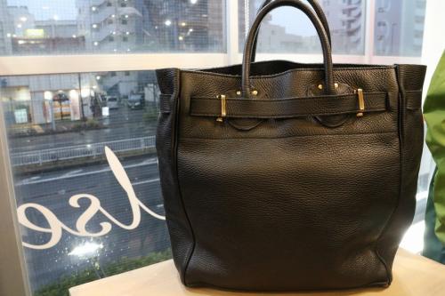 ヤング&オルセン ザ ドライグッズストアのエンボスレザートートバック