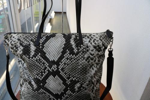 プラダのトートバック