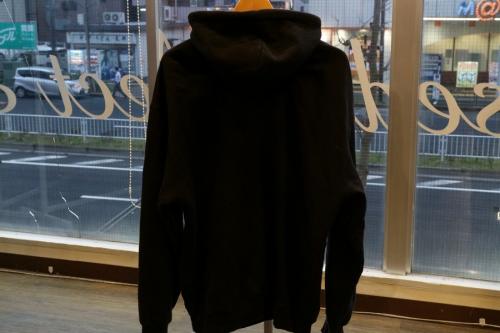 バレンシアガのロゴパーカー