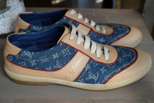 ルイ ヴィトン　のスニーカー