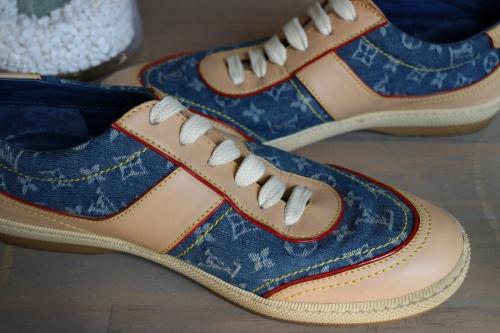 ローカットスニーカー