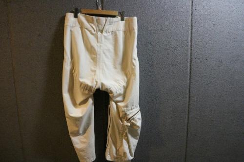 クラスのワイドパンツ