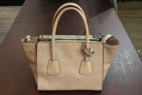 プラダのトートバッグ