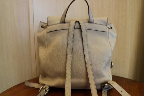 フルラのレザーミニリュック