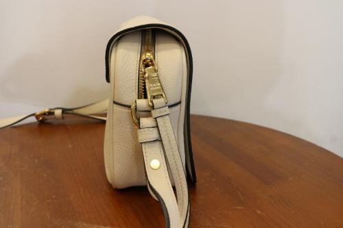 ショルダーバッグの葛西