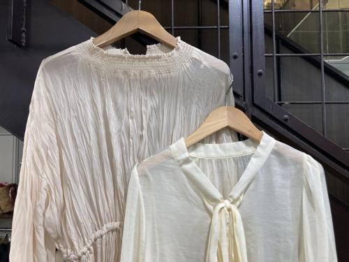 トレンドアイテムのシアーブラウス