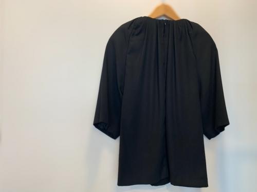 メゾンマルジェラのショルダーデザインブラウス