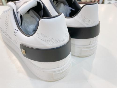 ヴァレンティノガラヴァーニのスニーカー